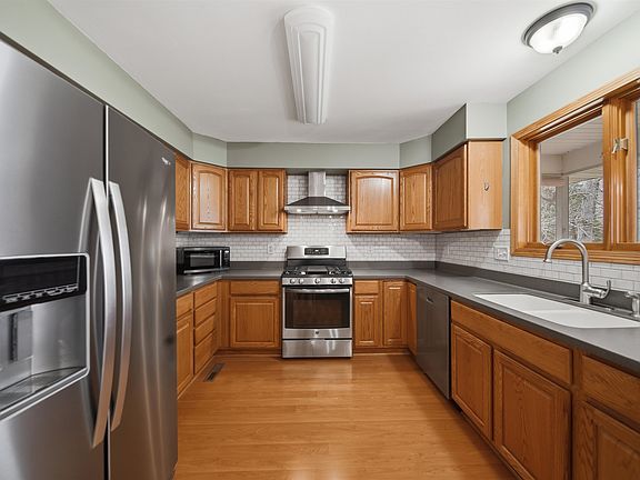 5th image of 307 Portage Ln