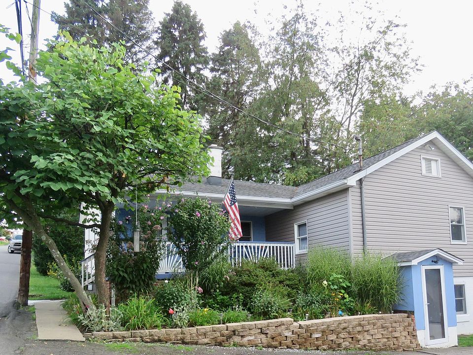 Front of house (driveway not included in home and is owned by the landlord who lives next door)