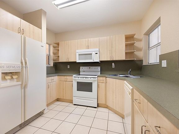 4th image of 940 SW 6th Ave