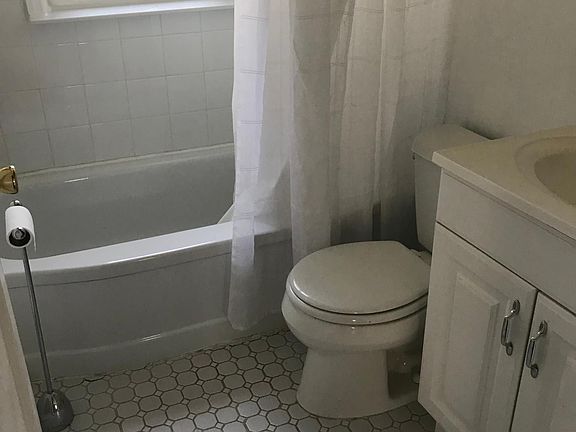 4th image of 8 Saint Martha Ct