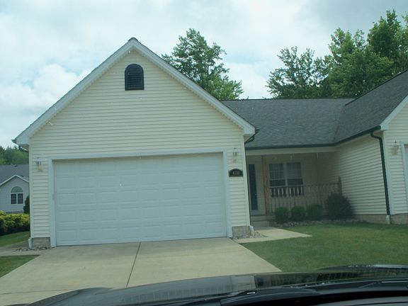 Front of property w/garage
