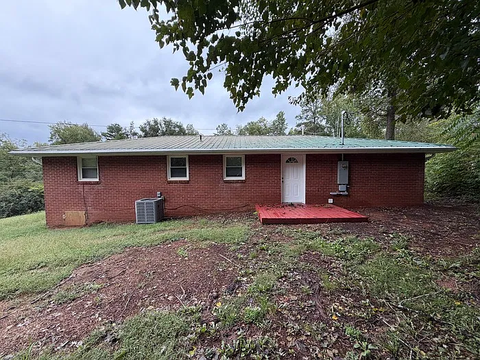 4 bed, 2.0 bath, 1300 sqft, $1,300 — Photo 3
