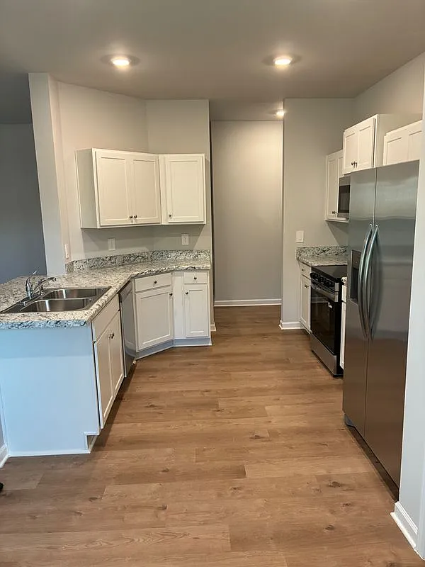 3 bed, 2.0 bath, 1355 sqft, $1,795 — Photo 3