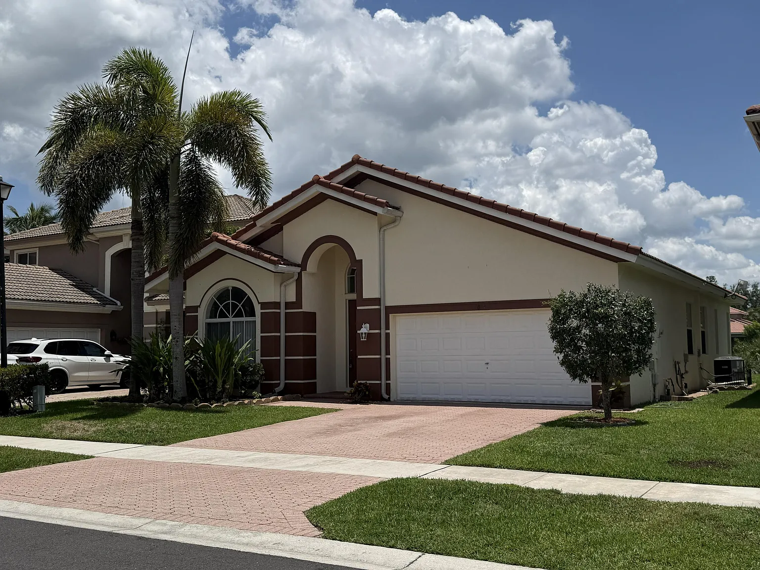 3 bed, 2.0 bath, 1828 sqft, $3,395 — Photo 2