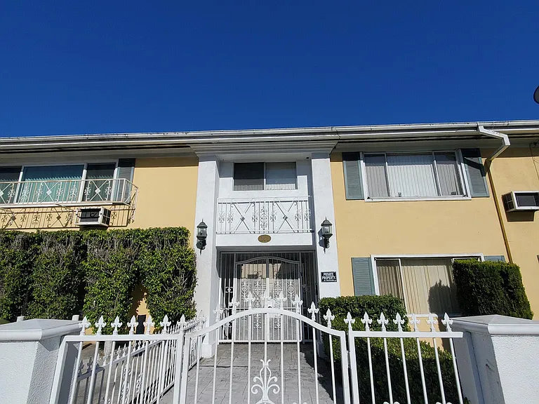 Beverly Rossmore Apartments — Photo 11