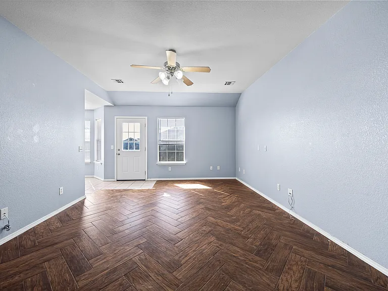 851 Honeysuckle Dr — Photo 4