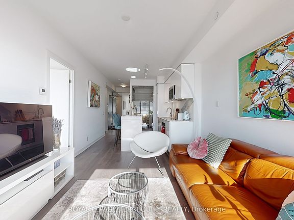 4th image of 609 Avenue Rd #906