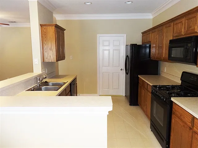 4 bed, 2.0 bath, 1860 sqft, $2,395 — Photo 3