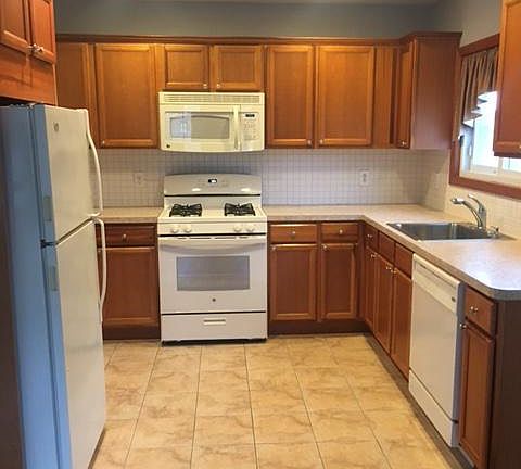 3rd image of 256 Beach 128 St
