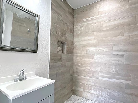 3rd image of 2219 Magoffin Ave #D