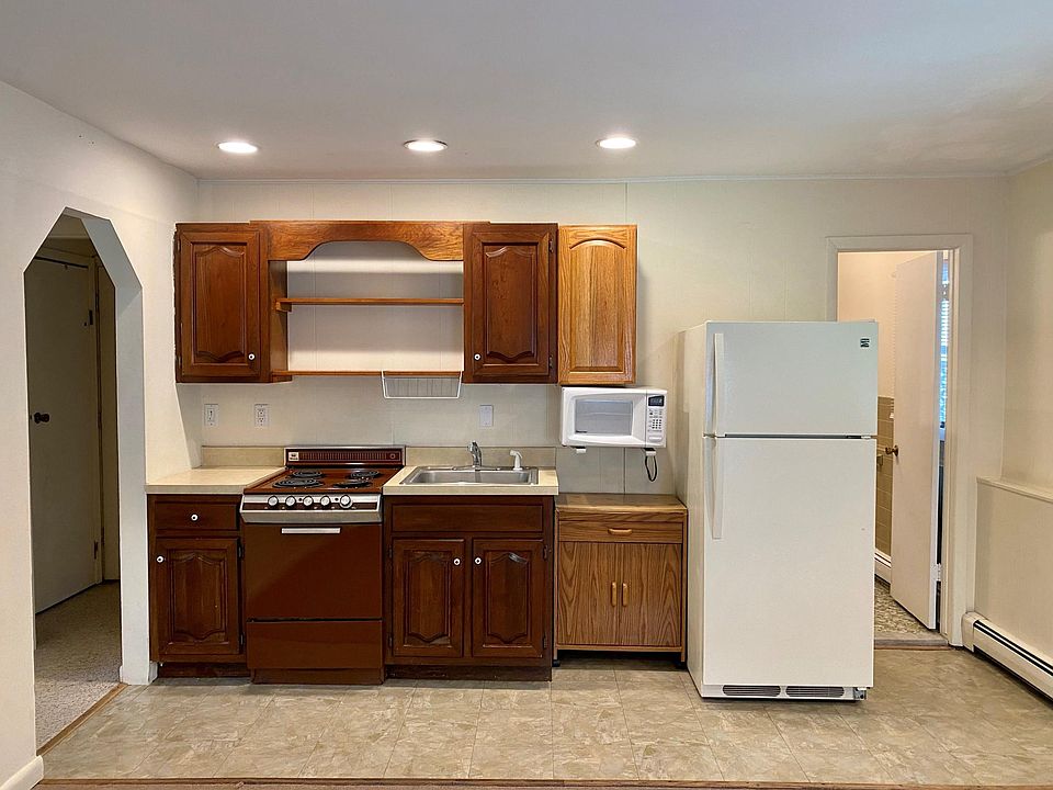 2nd image of 116 Dahlia Dr #B