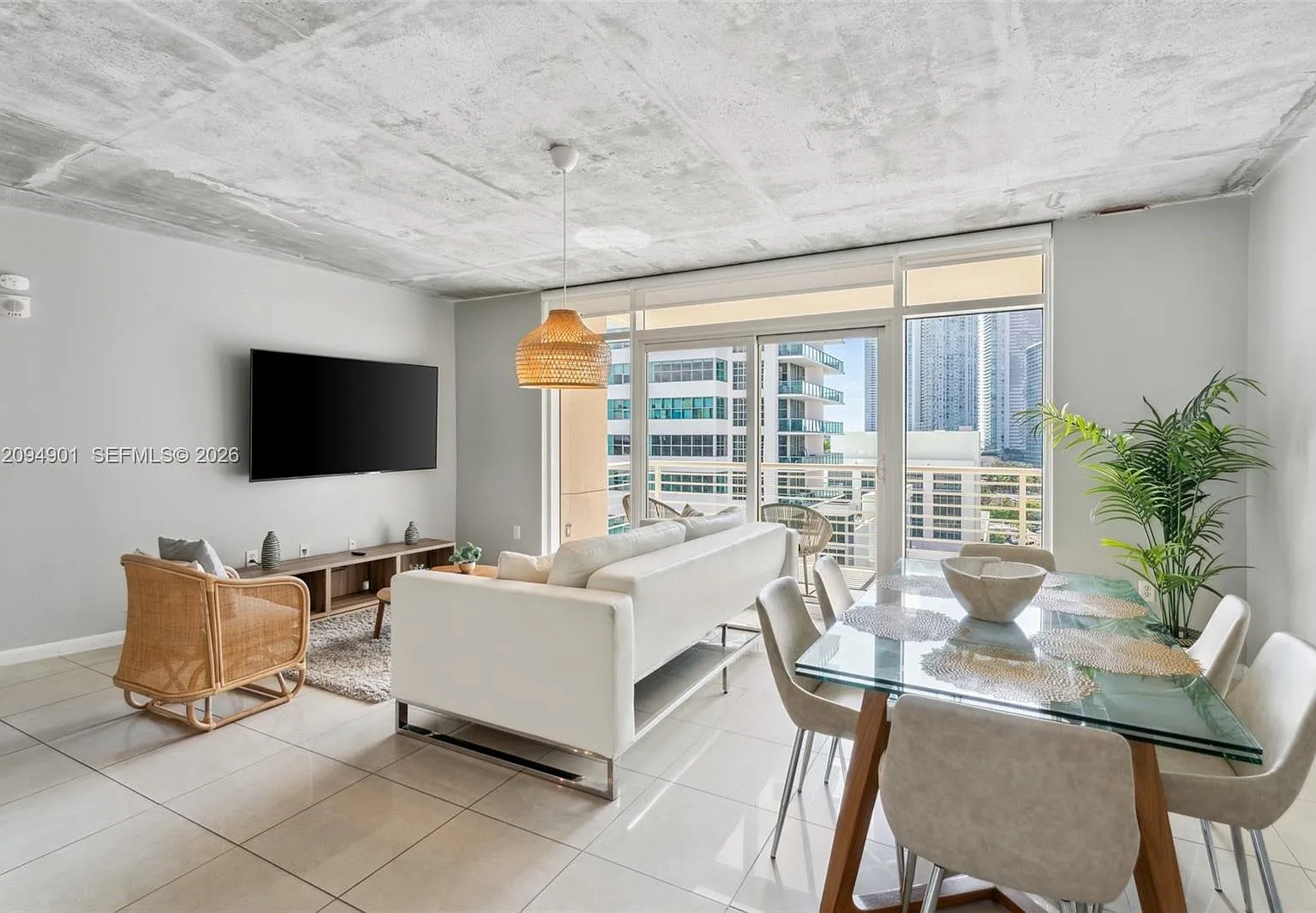 Midblock Miami Condo — Photo 3
