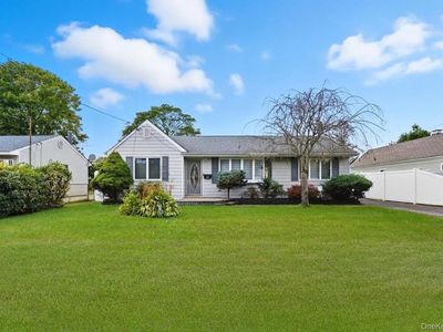 16 Burton Place, Lindenhurst, NY, 11757