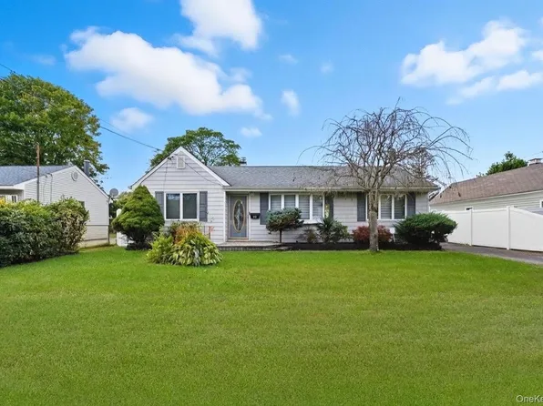 16 Burton Place, Lindenhurst, NY 11757