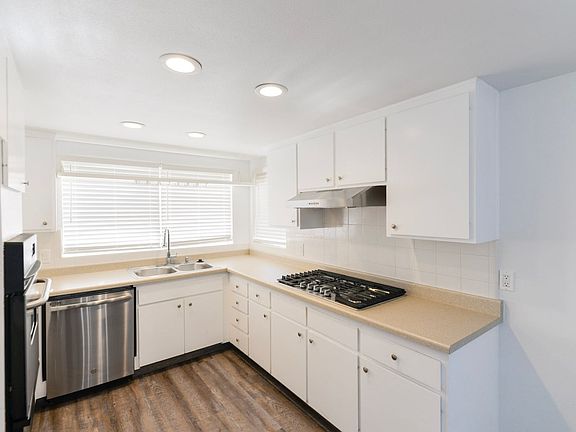 4th image of 256 Avenida Lobeiro APT D
