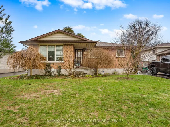 56 Royal Oak Dr, Welland, ON L3C 5V9