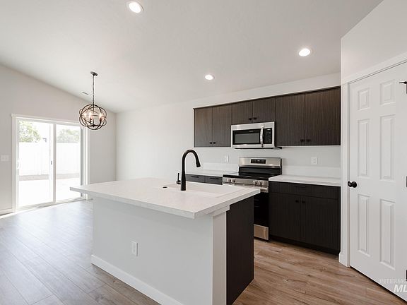 3rd image of 412 Crystal Rock Ave