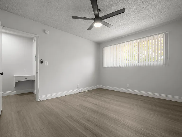 3907 Roxanne Ave #8 — Photo 15