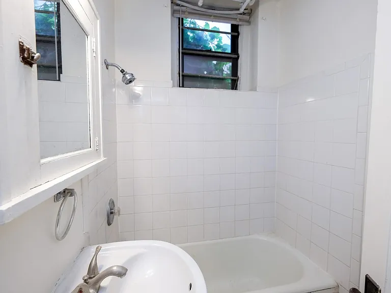 Yale Apartments — Photo 20