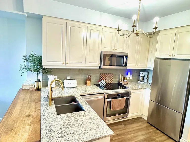 9618 Yonge St #210 — Photo 19