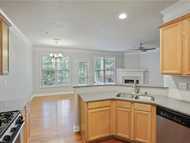720 Surrey Park Pl SE — Photo 9