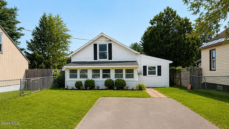 2nd image of 1379 Evergreen Avenue