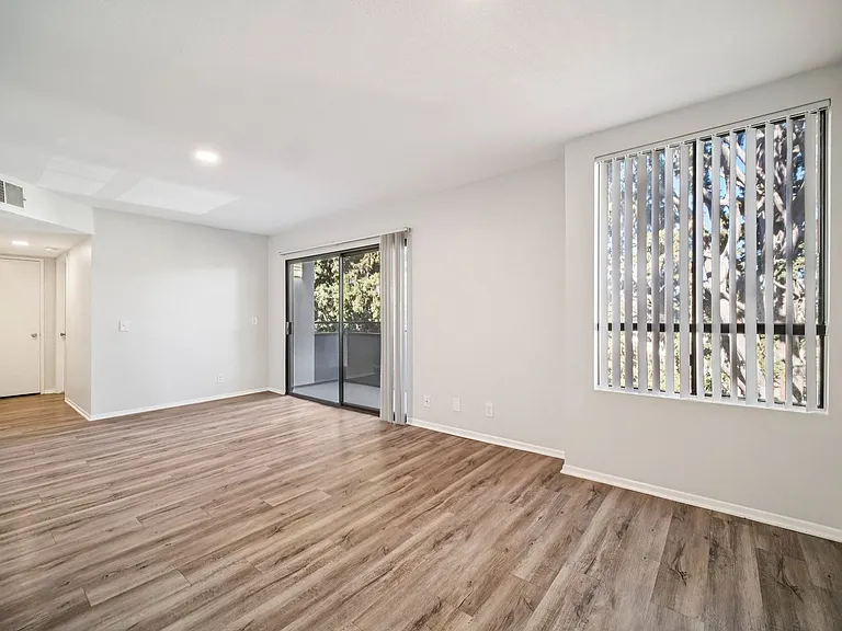 6310 Sylmar Ave — Photo 44