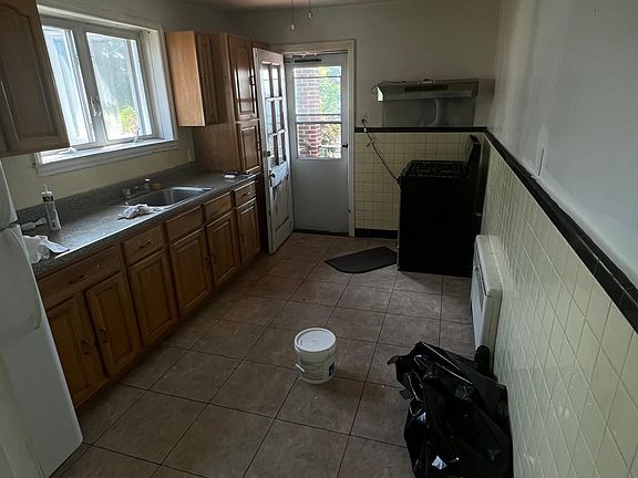 3rd image of 100 Cowles Ave