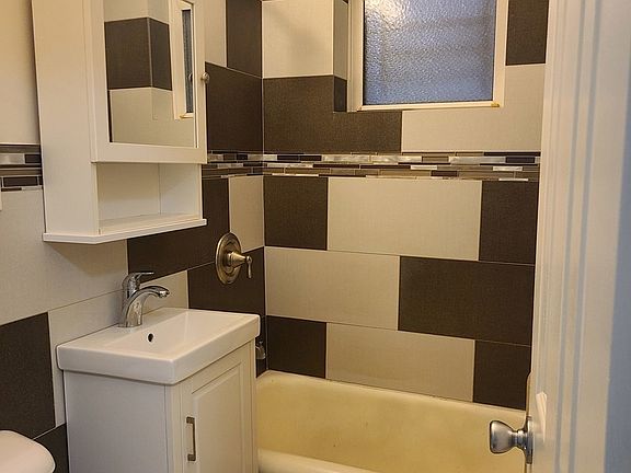 5th image of 4024 N Ashland Ave APT A5