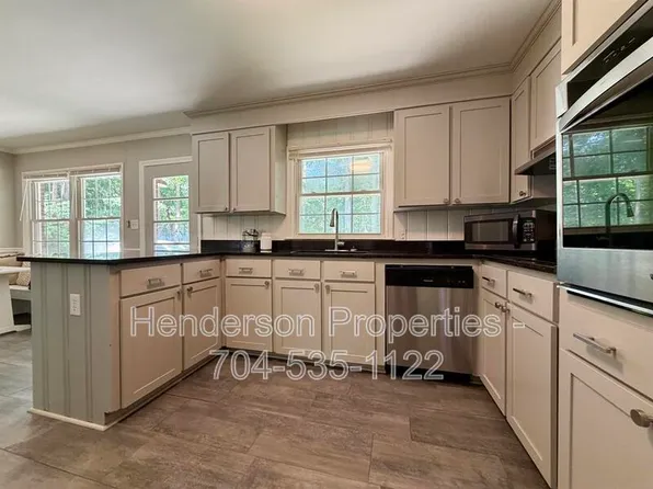 6801 Woodland Cres, Charlotte, NC 28216