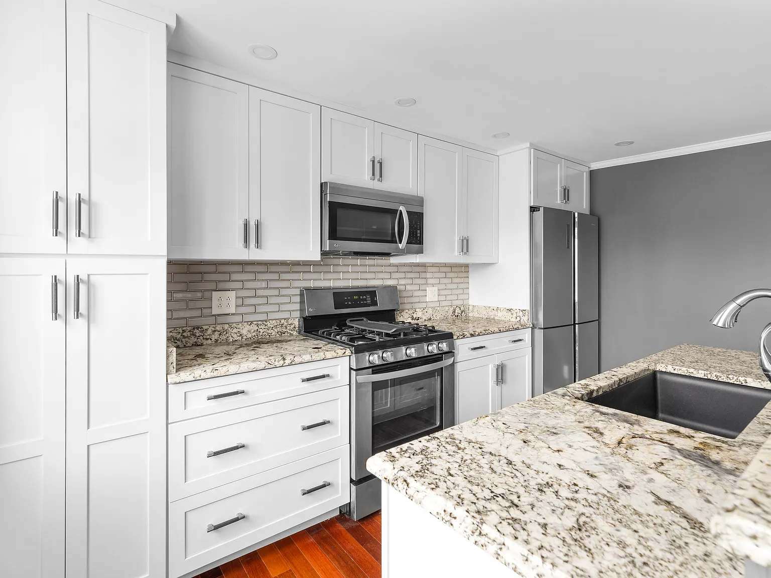 2 bed, 1000 sqft, $2,395 — Photo 2