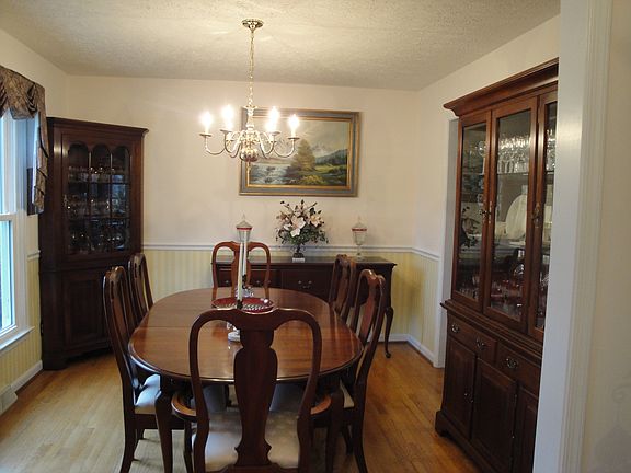 4th image of 411 Meadows Dr