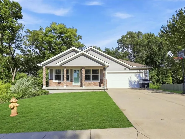 217 N Bluegrass Dr, Bonner Springs, KS 66012
