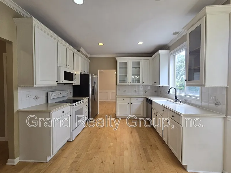 4 bed, 2.5 bath, 2262 sqft, $3,350 — Photo 4