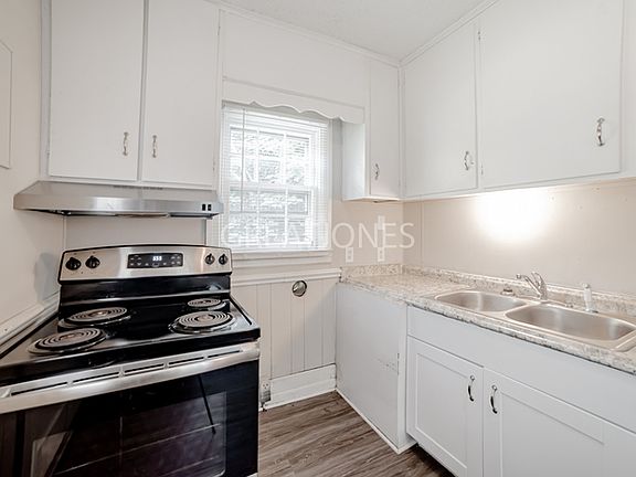 5th image of 2409 Hubbard St