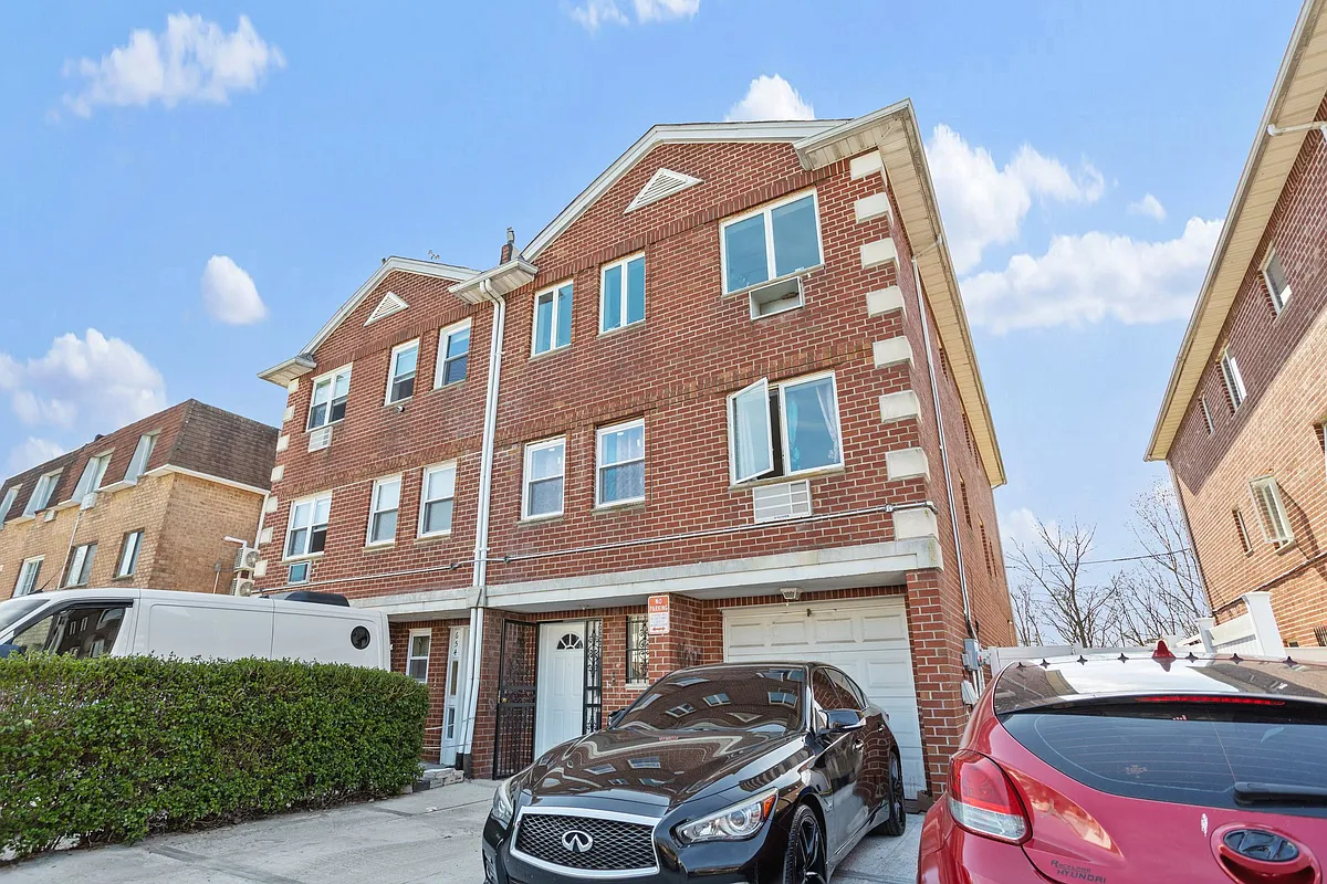 652 Sapphire St  