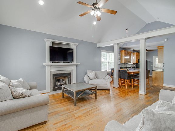 5th image of 1053 Lancaster St
