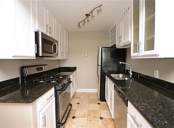 4th image of 700 E 8th St Unit 12Q