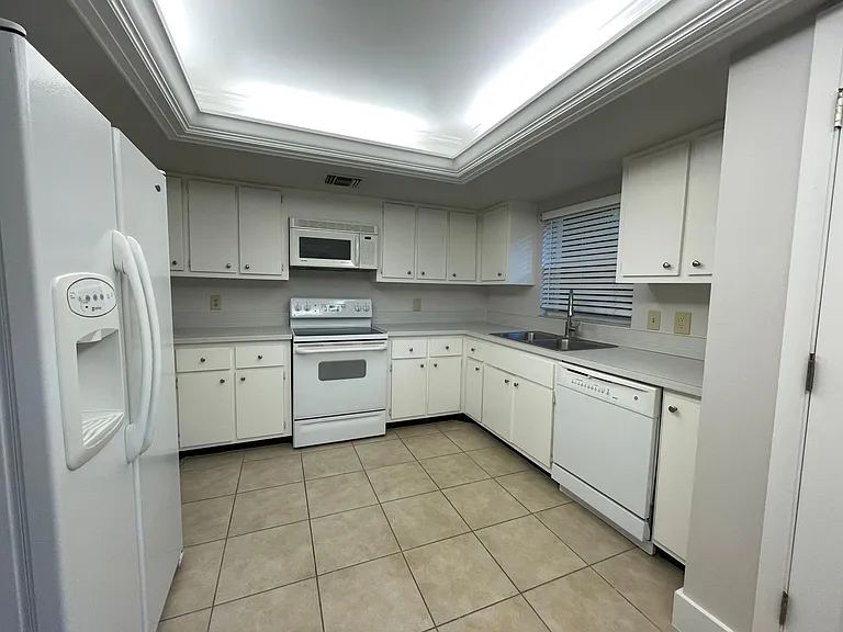 Features ice maker, disposal, microwave, dishwasher