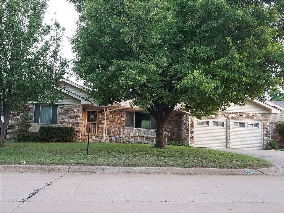 1st image of 2204 Huntleigh Dr