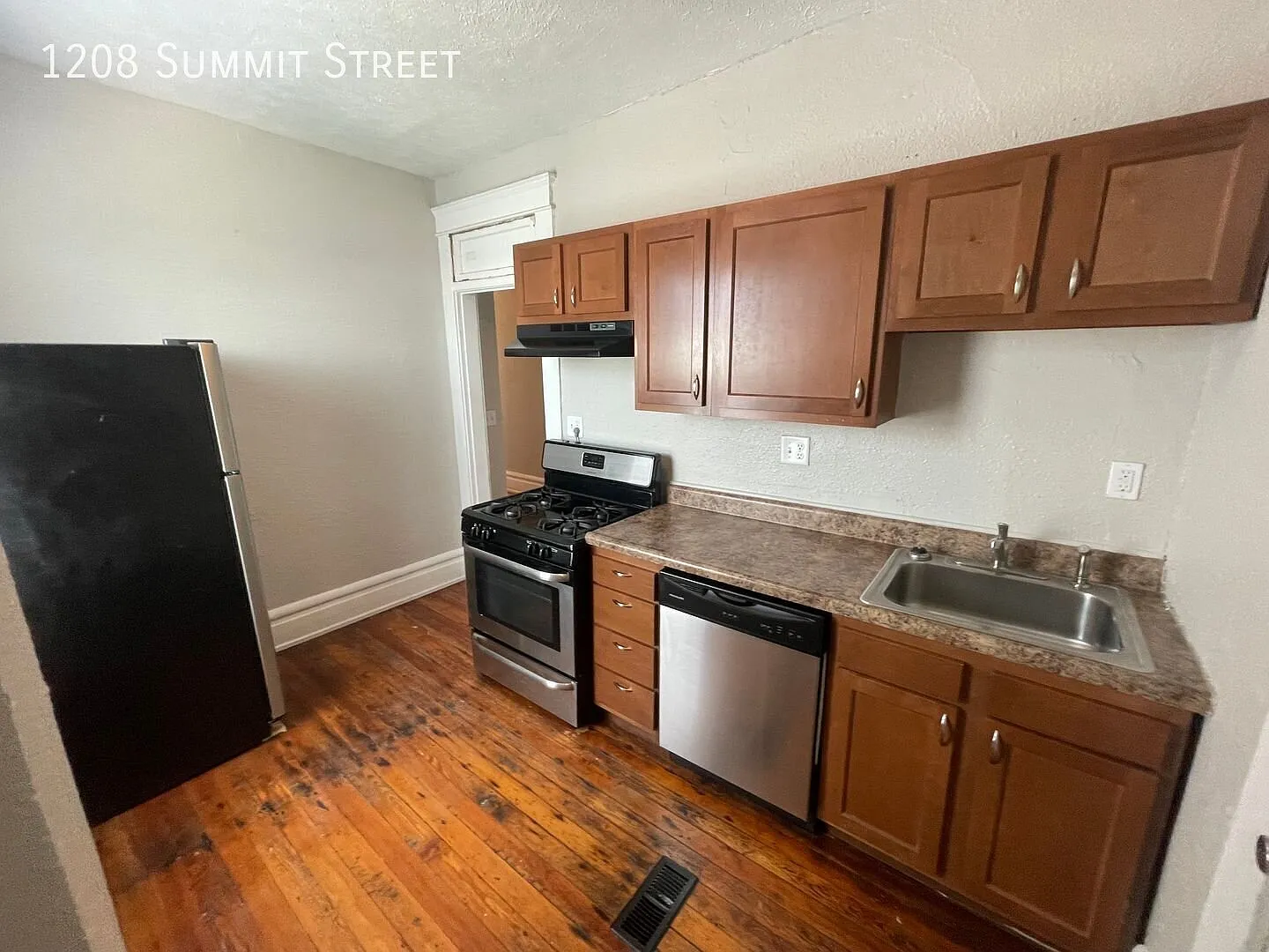 1 Bed - Near Campus! — Photo 2