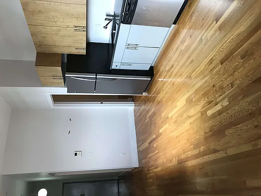 Rented by Manhattan Management LLC | media 28