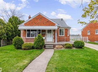 26540 Greenleaf St, Roseville, MI 48066