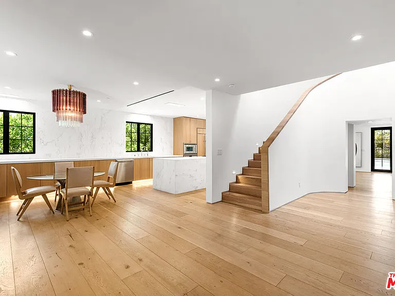 1001 Hanover Dr — Photo 5