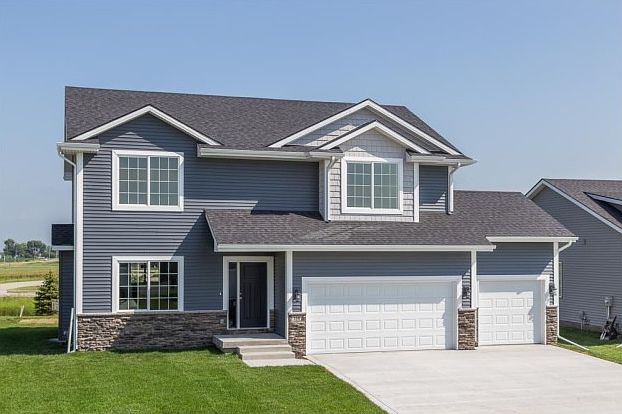 1st image of 114 Aspen Dr NE