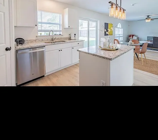 425 Whitby St — Photo 14