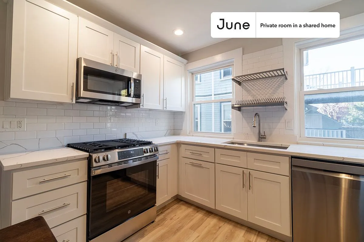 Queen bedroom in 5 bed/2 bath home in Brookline #1799 A — Photo 3