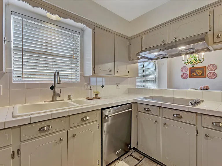 18623 Prince William Ln — Photo 10