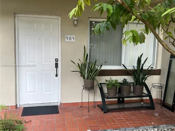 431 NW 82nd Ave APT 909, Miami, FL 33126