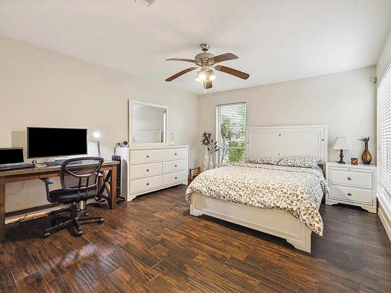 910 Coachlight Dr — Photo 15
